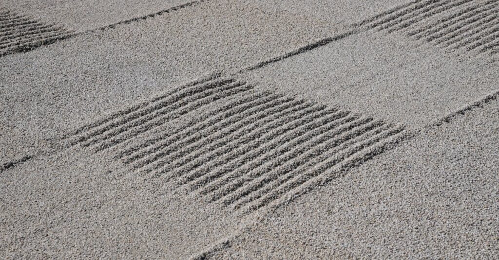 découvrez la sérénité d'un jardin zen, un espace harmonieux conçu pour la méditation et la détente, alliant équilibre naturel et esthétique minimaliste.