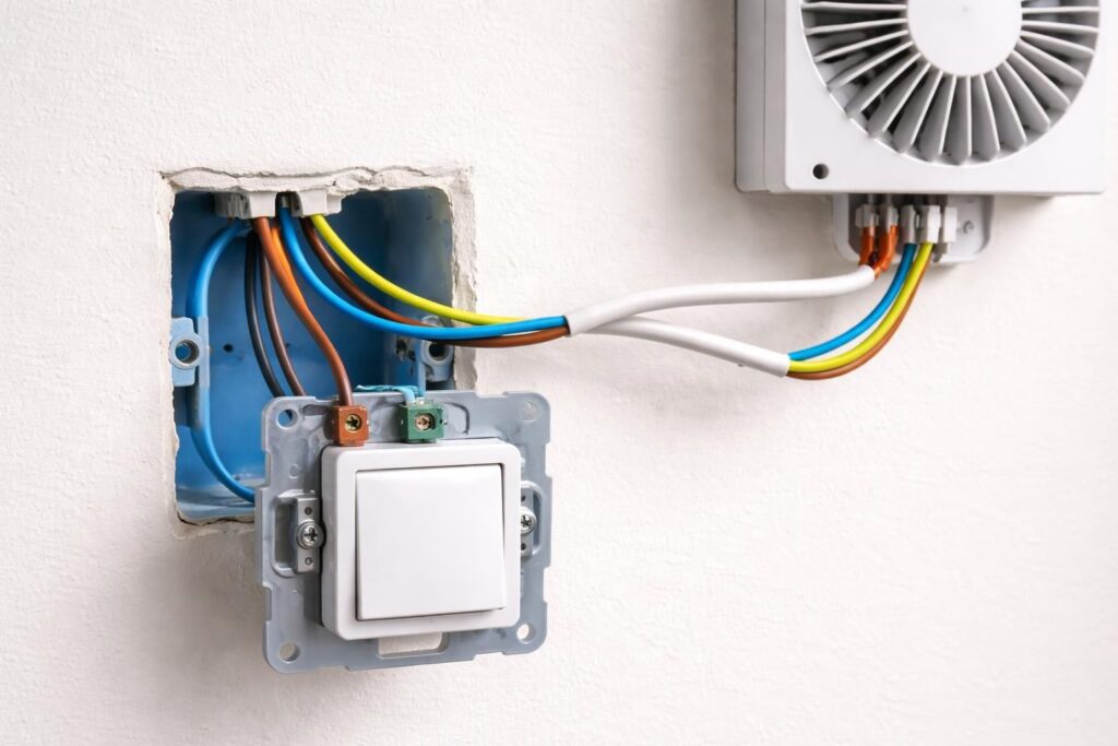guide pratique pour brancher un extracteur d'air directement sur un interrupteur lumière, afin d'optimiser la ventilation et l'éclairage de votre pièce.